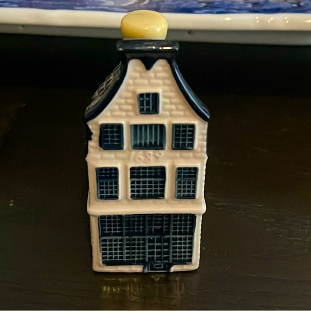 Delft Bols Canal House White Blue Amsterdam Sealed Gin Mini full - Rare Antique
